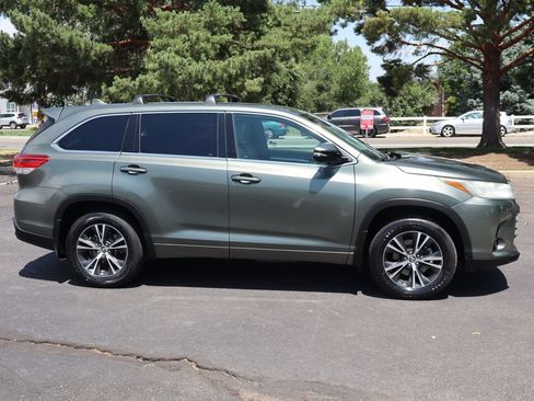 Used 2017 Toyota Highlander Plus w/ Carpet Mat Package AWD/4WD image 3