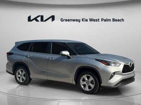 Used 2024 Toyota Highlander LE FWD image 1