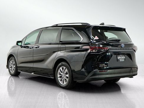 Used 2025 Toyota Sienna XLE w/ XLE Plus Package AWD/4WD image 3