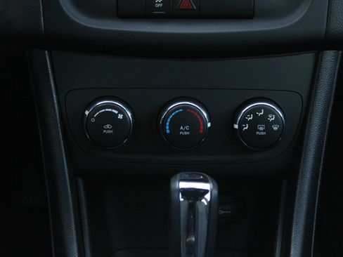 Used 2013 Dodge Avenger SE image 16