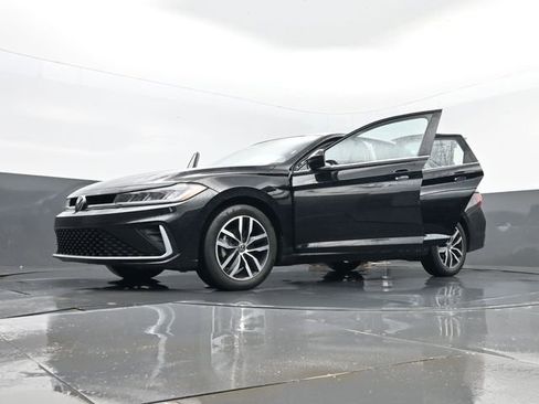 Used 2025 Volkswagen Jetta SE FWD image 32