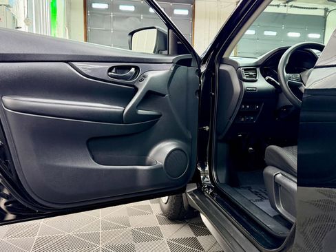 Used 2019 Nissan Rogue S image 5