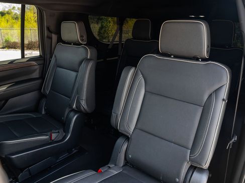 Used 2023 Chevrolet Suburban Premier image 18