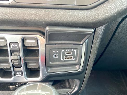 Used 2024 Jeep Gladiator Sport AWD/4WD image 13