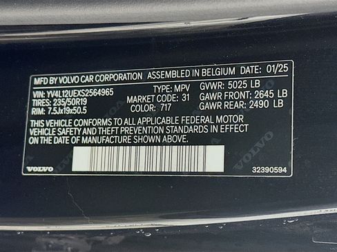 Used 2025 Volvo XC40 B5 Plus image 12