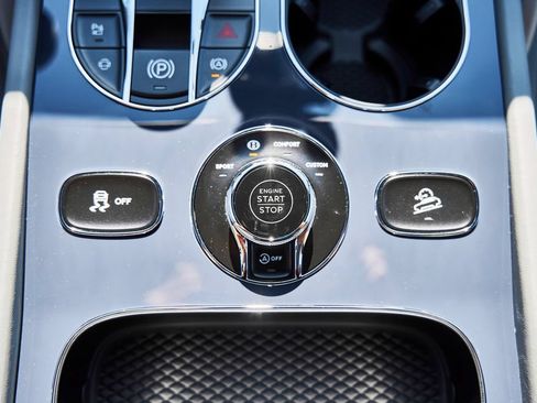 Used 2025 Bentley Bentayga Extended Wheelbase AWD/4WD image 67