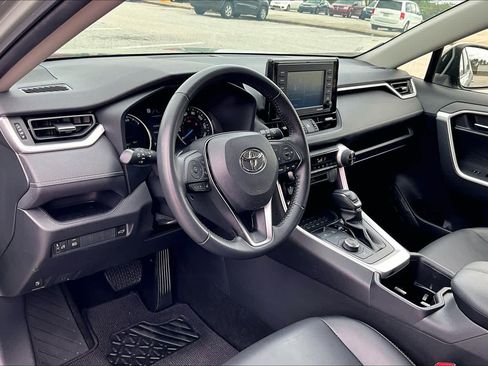 Used 2022 Toyota RAV4 XLE Premium AWD/4WD image 18