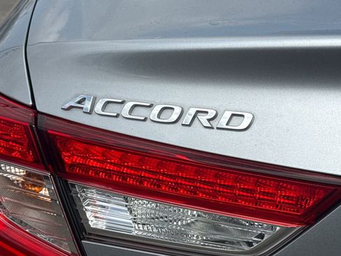 Used 2018 Honda Accord EX image 9