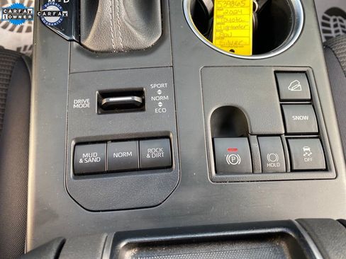 Used 2024 Toyota Highlander LE AWD/4WD image 37