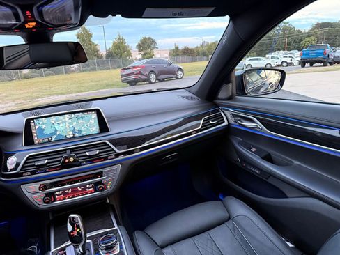 Used 2018 BMW 750i xDrive image 32