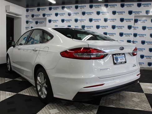 Used 2019 Ford Fusion SE FWD image 2