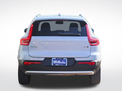 Used 2025 Volvo XC40 B5 Plus image 6