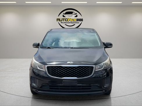 Used 2018 Kia Sedona L FWD image 2