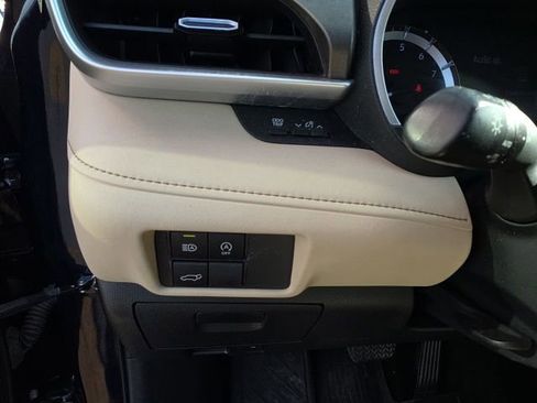 Used 2023 Toyota Highlander XLE FWD image 14