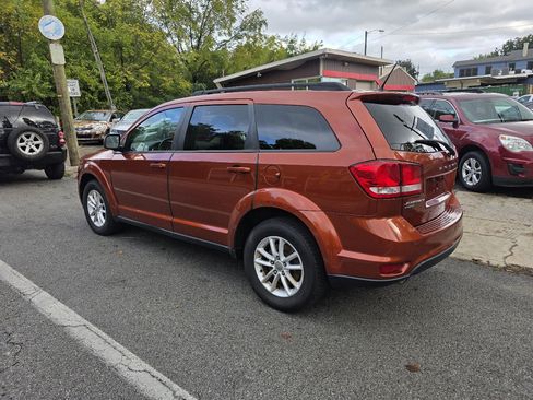 Used 2014 Dodge Journey SXT w/ Flexible Seating Group image 4