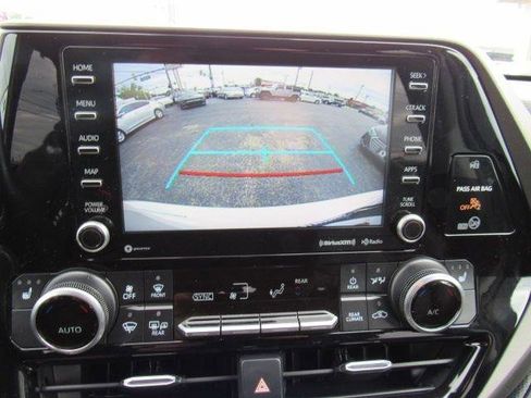 Used 2021 Toyota Highlander XLE AWD/4WD image 20