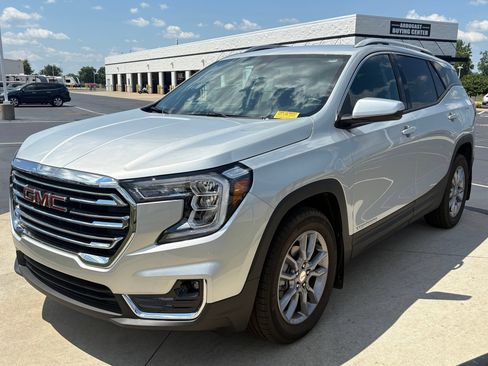 Used 2022 GMC Terrain SLT w/ Infotainment Package II FWD image 3