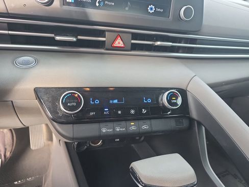 Used 2022 Hyundai Elantra SEL image 21