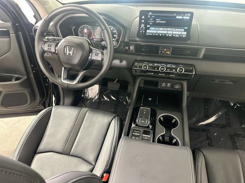 Used 2025 Honda Pilot Touring image 18