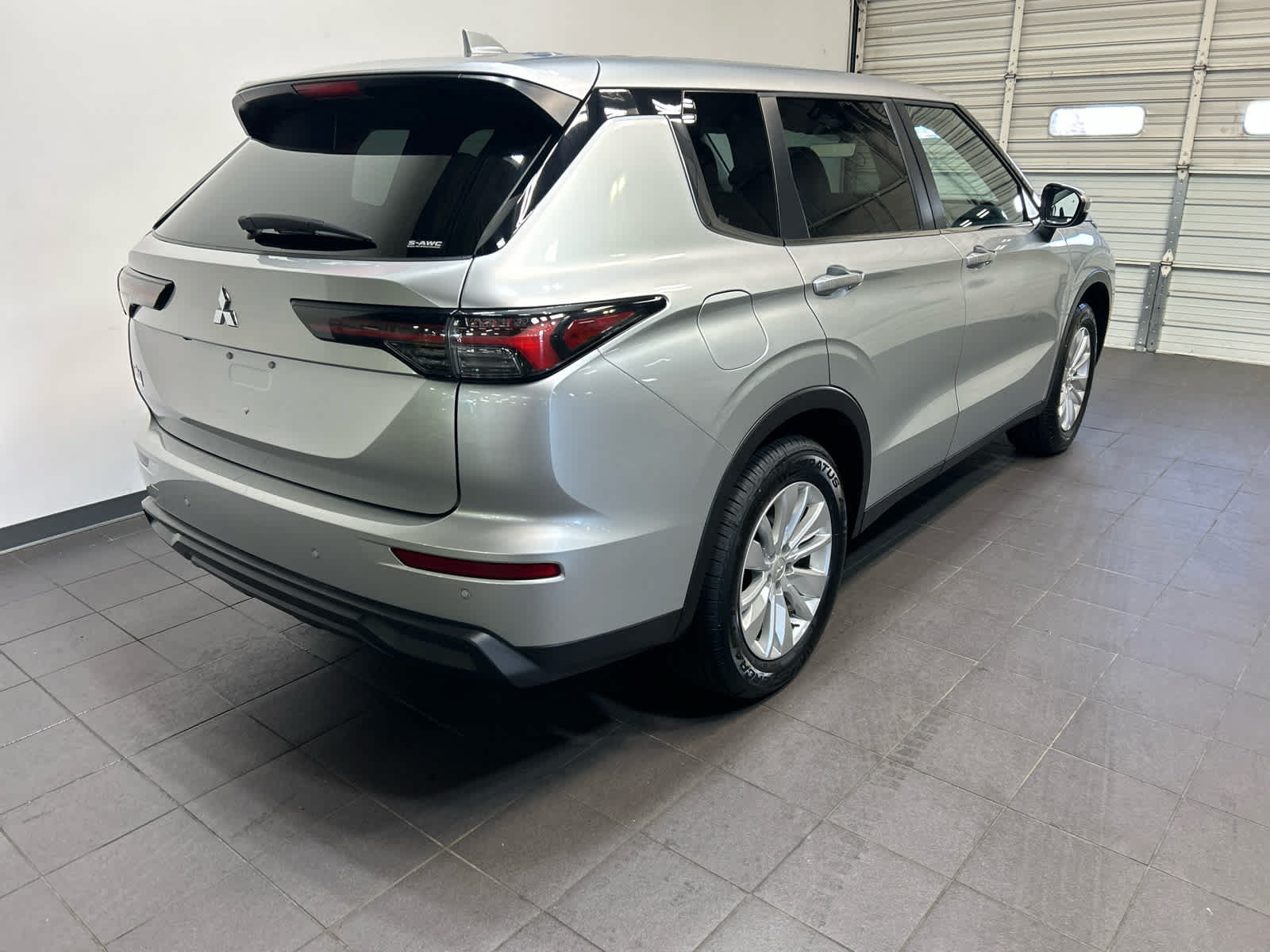 Used 2025 Mitsubishi Outlander ES AWD/4WD image 3