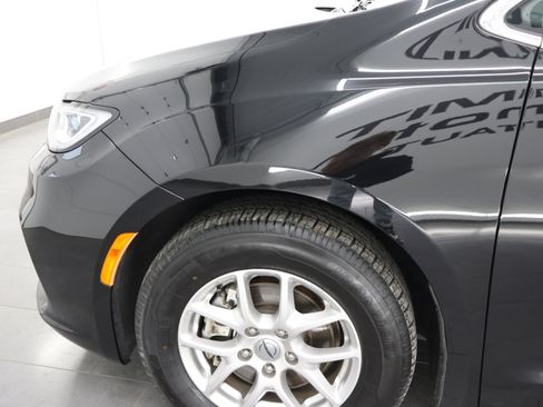 Used 2024 Chrysler Pacifica Touring-L image 33