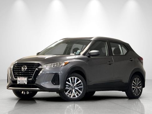Used 2021 Nissan Kicks SV FWD image 1