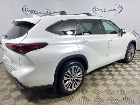 Certified 2024 Toyota Highlander Platinum AWD/4WD image 8