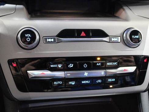 Used 2023 Ford Explorer XLT image 30