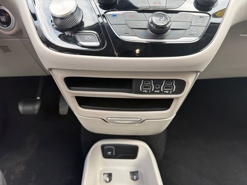 Used 2023 Chrysler Voyager LX FWD image 31