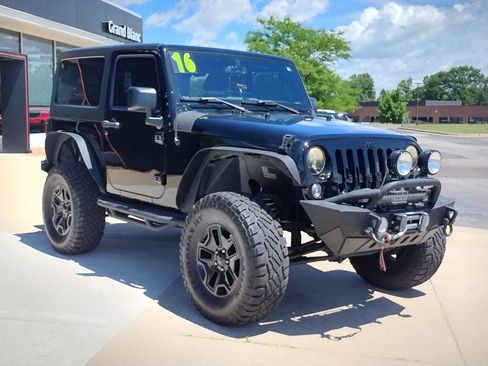 Used 2016 Jeep Wrangler Sport AWD/4WD image 3