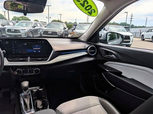 Used 2025 Chevrolet Trax LT FWD image 12