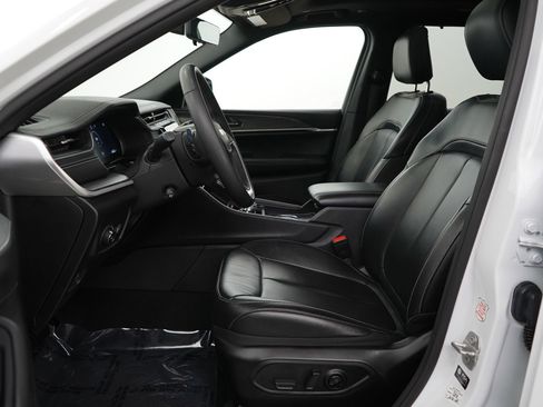 Used 2024 Jeep Grand Cherokee L Limited w/ Luxury Tech Group II image 15