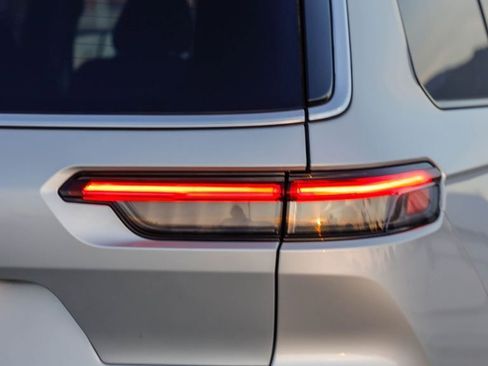 Used 2023 Jeep Grand Cherokee L Laredo image 10