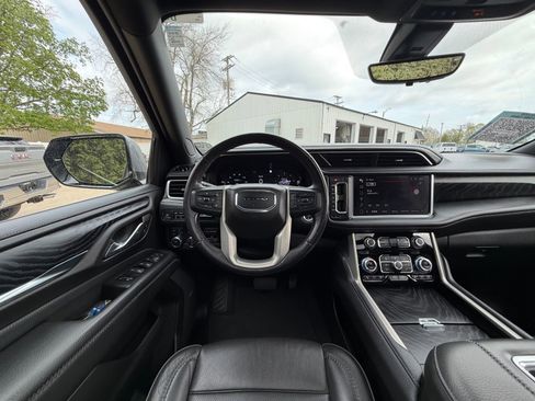 Used 2022 GMC Yukon Denali w/ Denali Premium Package image 2