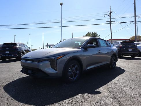 New 2025 Kia K4 LXS image 3