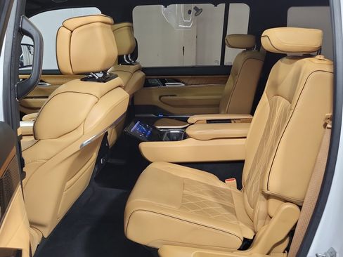 Used 2022 Jeep Grand Wagoneer Series III image 15