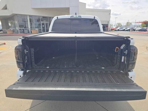 Used 2022 Toyota Tacoma TRD Off-Road w/ Technology Package AWD/4WD image 15