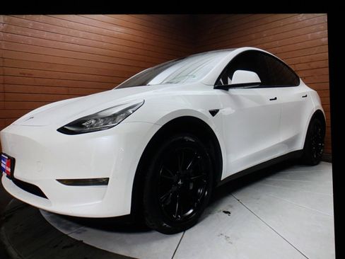 Used 2021 Tesla Model Y Long Range image 23