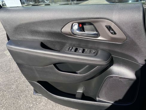 Used 2025 Chrysler Pacifica Select FWD image 17