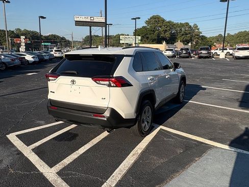 Used 2020 Toyota RAV4 LE FWD image 5