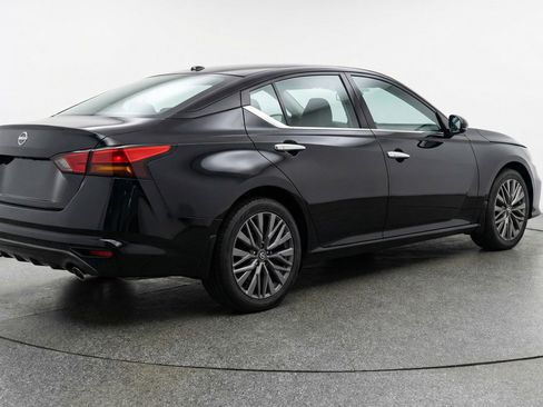 Used 2025 Nissan Altima 2.5 SV image 9