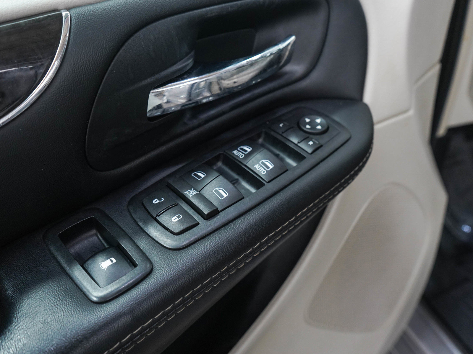 Used 2016 Chrysler Town & Country Touring-L w/ Driver Convenience Group FWD image 23