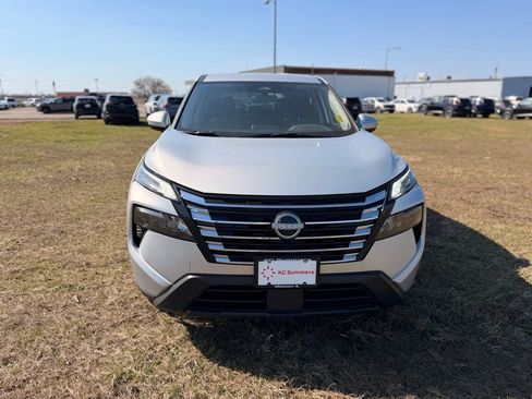 Certified 2025 Nissan Rogue SV image 2