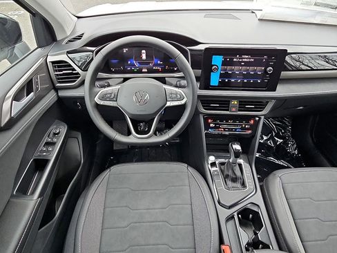 New 2026 Volkswagen Taos SE image 10