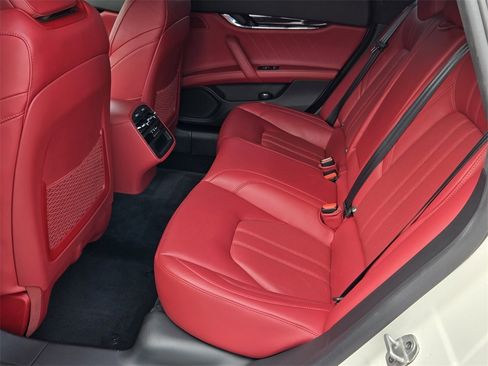 Used 2022 Maserati Quattroporte Modena image 11