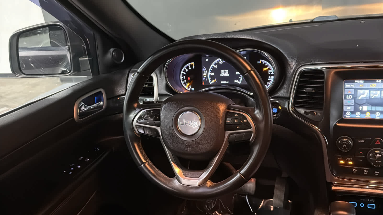 Used 2019 Jeep Grand Cherokee Laredo AWD/4WD image 25