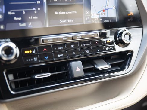 Used 2022 Toyota Highlander Limited image 16