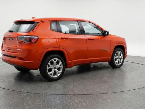 Used 2025 Jeep Compass Latitude AWD/4WD image 9