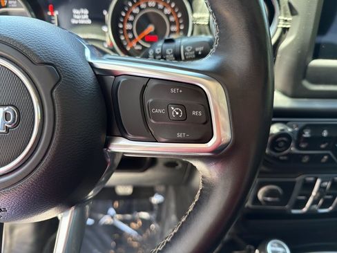 Used 2018 Jeep Wrangler Unlimited Sahara AWD/4WD image 16