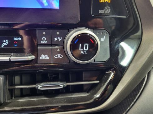 Used 2024 Toyota Highlander XLE AWD/4WD image 40
